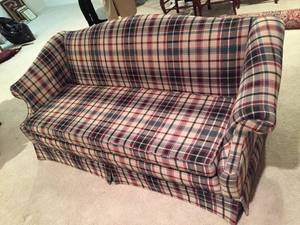 lot 19 image: Plaid Couch