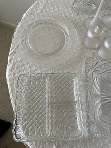 lot 52 image: Decorative Glassware Items