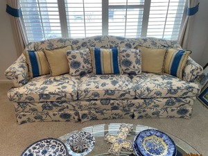 lot 71 image: Clayton Marcus Sofa with 7 Accent Pillows