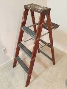 lot 141 image: 44 Inch Wooden Stepladder With Metal Steps