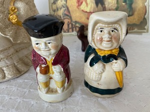 lot 124 image: Vintage Decorative Items