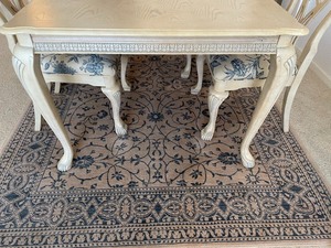 lot 137 image: Stunning Dining Room Table and 6 Chairs