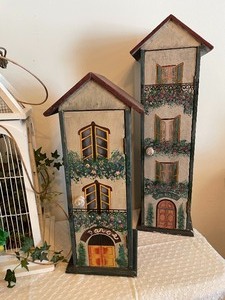 lot 160 image: Magnificent Bird Houses