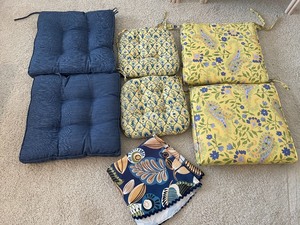 lot 177 image: 6 Cushions and a Tablecloth