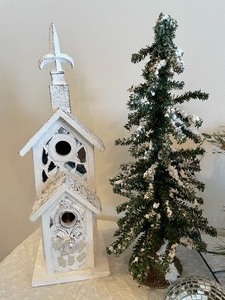 lot 170 image: Christmas Decor