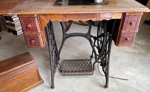lot 31 image: Vintage Singer Sewing Machine and Table