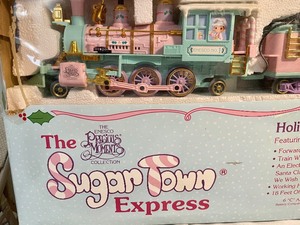 lot 28 image: Precious Moments The Sugartown Express Train Set
