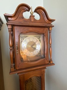 lot 7 image: New England Grandmother Clock