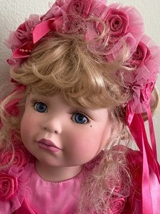 lot 75 image: Marie Osmond Doll Friendship Coming Up Roses and Book