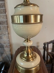 lot 195 image: Vintage Lamp