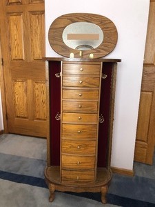 lot 65 image: Oval Jewelry Storage Dresser