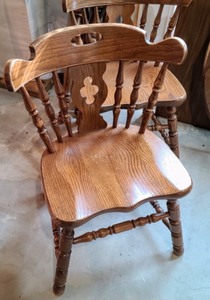 lot 171 image: Round Vintage Dining Table