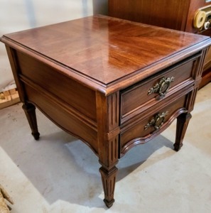lot 174 image: Vintage Thomasville Side Table