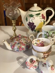 lot 252 image: Assorted Teacups and Teapots