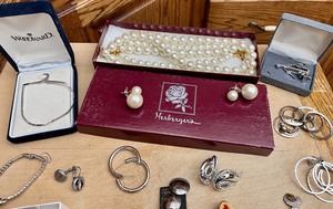 lot 274 image: So much Costume Jewelry