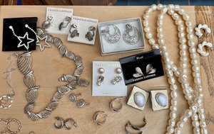 lot 262 image: Lot of Costume Jewelry