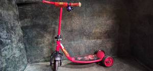 lot 70 image: Huffy Lightning McQueen Scooter