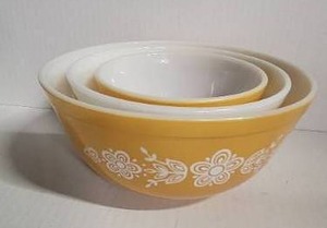 lot 56 image: Set of 3 Pyrex Butterfly Gold Mixing Bowls
