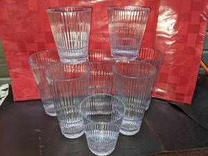 lot 185 image: New Tritan Acrylic Glasses and 8 Placemats