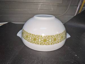 lot 144 image: Pyrex Verde Green 4 Quart Bowl #444 & Sunbeam Glasbake #13