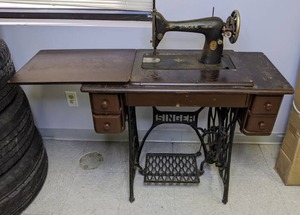 lot 16 image: Antique Singer Sewing Machine Table w Accessories