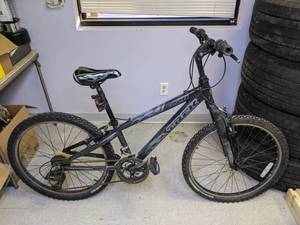 lot 255 image: Trek MT 220 Womens Mountain Bike
