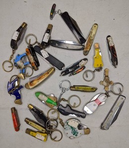lot 194 image: Lot of Small Knives (Some Keychains)