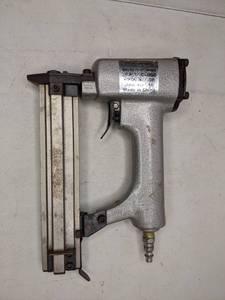 lot 347 image: 18 & 19 Gauge Central Pneumatic Brad Nailer