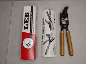 lot 209 image: Lee Double Cavity Bullet Mold 356-102-1R