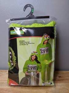 lot 44 image: Sesame Street Oscar the Grouch Halloween Costume