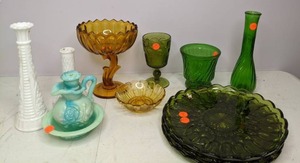 lot 178 image: Lot of Colorful Vintage Glass Pieces