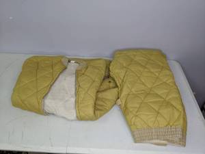 lot 323 image: Size Medium Vintage Quilted Pants & Jacket Set