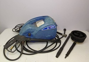 lot 338 image: Campbell Hausfeld 1300 PSI Pressure Washer w Attachments