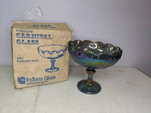 lot 253 image: Vintage Carnival Glass Garland Bowl in Box