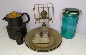 lot 67 image: Assorted Vintage Kitchen Items