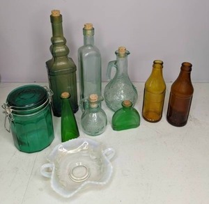 lot 114 image: Lot of Colorful Glassware - Some Vintage