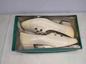 lot 279 image: Womens Vintage Pumps - Size 9W