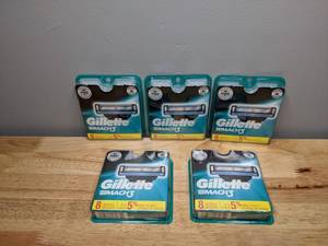 lot 34 image: 40 Brand New Gillette Mach 3 Shave Blades