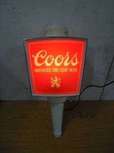 lot 105 image: Coors Lighted Beer Sign