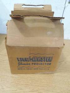 lot 109 image: 1950s Vintage View master Jr. Projector with some pictures