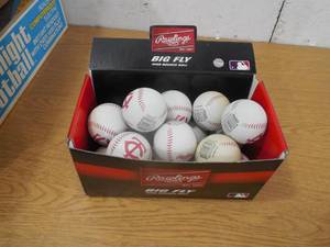 lot 114 image: MN Twins Rawlings Big Fly High Bounce Balls Lot of 16