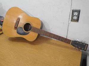 lot 118 image: Rainier Guitar