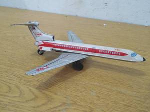 lot 133 image: 1960s TWA Tin Litho Friction Motor Airplane.