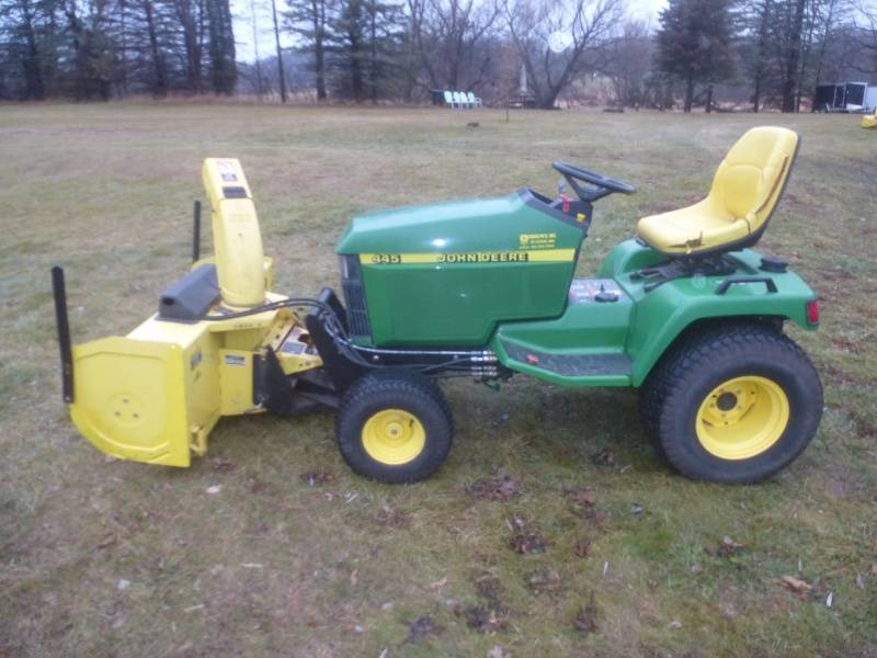 John Deere 445 Lawn Tractor