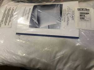 lot 6 image: Allergy Hypoallergenic Medium Firm Density Pillow Queen, PO78-Q-WHITE, NEW