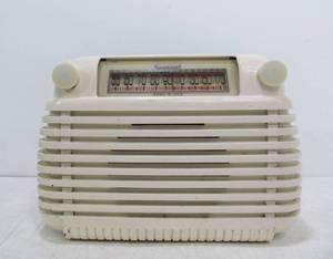 lot 15 image: Vintage Mid Century SENTINEL Radio - White