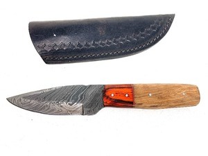 lot 86 image: Great Looking Custom Made Damascus Steel Fixed Blade Knife wSheath