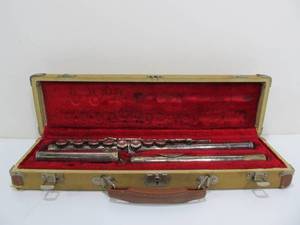 lot 67 image: Vintage Silver Plated ARMSTRONG Flute wCase