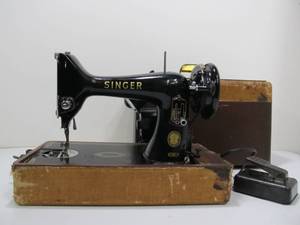 lot 72 image: Nice Vintage SINGER 99K Sewing Machine wCase