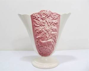 lot 76 image: Mid Century Hull U.S.A. Fiesta Fan Gazelle Tall Vase